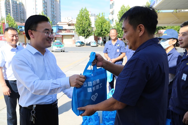 安全為本  情系職工——高溫季，安慶港華為職工撐起“遮陽(yáng)傘”